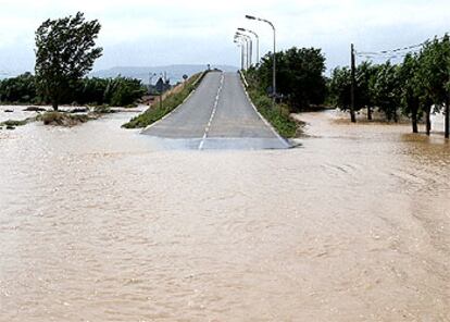 La carretera de acceso a la localidad navarra de Cortes quedó cortada ayer por la lluvia.