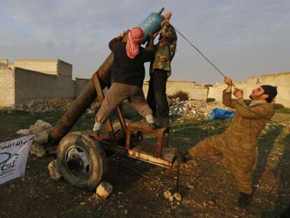 Rebeldes del Frente Isl&aacute;mico preparan el lanzamiento de un artefacto, cerca de un aeropuerto de Alepo.