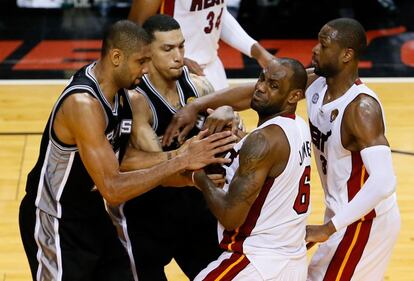 Duncan, Green, James y Wade pelean por el balón