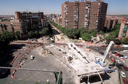 Obras de demolición del paso elevado de Santa María de la Cabeza en 2001.