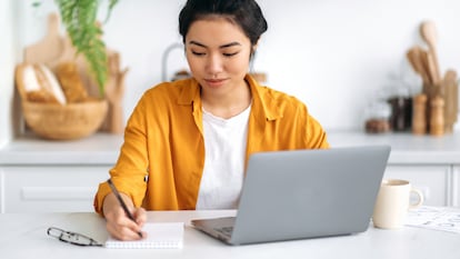 Artículo de EL PAÍS Escaparate que describe las ofertas en portátiles Lenovo para ahorrar hasta 600 euros en septiembre