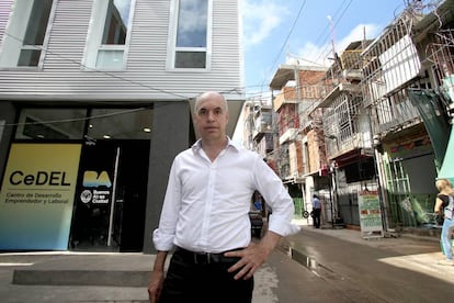 Horacio Larreta em frente ao seu gabinete na Villa 31, em Buenos Aires.