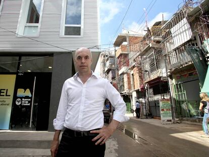 Horacio Larreta em frente ao seu gabinete na Villa 31, em Buenos Aires.