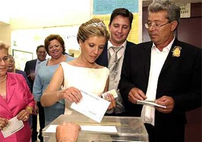 Yolanda Sojo y Evaristo Molina se casaron ayer, y tras celebrar el evento y, quizá, consumar el matrimonio en su noche de bodas, se han vuelto a vestir para la ocasión. Y así, de boda, se han ido a votar en Jerez de la Frontera, acompañados, como es pertinente, por sus padrinos en el enlace.