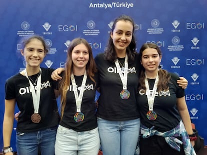 Las integrantes del equipo español: Adriana Aguiló (bronce), Laura Mandow (plata), Lucía Aparicio (plata) y Amal Dokkar (bronce).