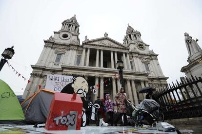 Protesta ante la catedral de San Pablo en Londres.