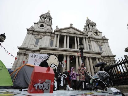 Protesta ante la catedral de San Pablo en Londres.