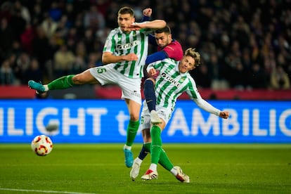 El delantero del Barcelona Ferran Torres dispara a puerta para marcar su gol, cuarto del equipo, durante el partido de los octavos de la Copa del Rey ante el Betis este miércoles.