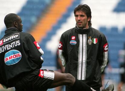 El portero de la Juventus, Gianluigi Buffon (d),  junto a uno de sus compañeros, durante el entrenamiento, el 5 de mayo de 2003.