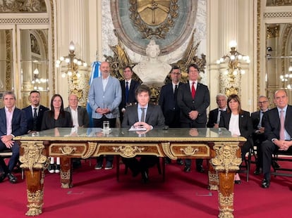 El presidente Javier Milei acompañado de su Gabinete.