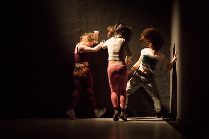 Élise Moreau, Elisa Keisanen y Cristina Morales, autoras de la obra 'Catalina' de danza contemporánea