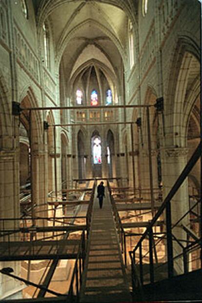 Una persona camina por la pasarela que sobrevuela la catedral de Vitoria y permite las visitas.