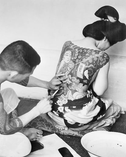 Tätowierer in Tokio im Jahr 1946, als diese Tätigkeit illegal war.