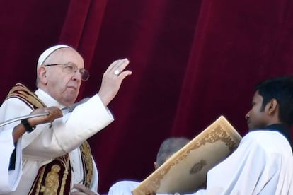 O papa Francisco dá a benção 'urbi et orbi' da sacada da basílica de São Pedro em 25 de dezembro.