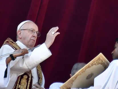 O papa Francisco dá a benção 'urbi et orbi' da sacada da basílica de São Pedro em 25 de dezembro.