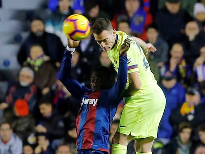 Vermaelen se impone ante Boateng, en el Levante-Barcelona.