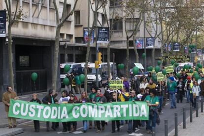 Manifestantes en Barcelona, el 30 de noviembre de 2008, pidiendo la custodia compartida.