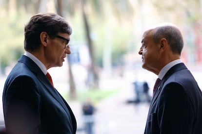 El presidente del TSJC, Jesús Barrientos, y el presidente de la Generalitat, Salvador Illa, tras el acto en el Palacio de Justicia de Barcelona.