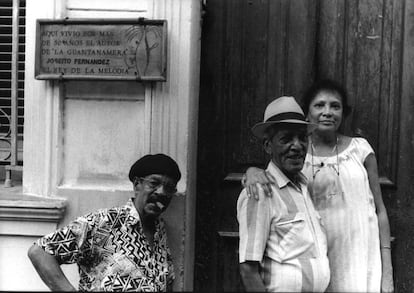 Pio Leyva y Compay Segundo con la hija de Joselito Fernández, ante la casa del compositor de Guantanamera