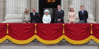 Carlos y Camila, Isabel II, Guillermo y Kate Middleton y el príncipe Enrique, en el Jubileo de diamante de la reina, en junio de 2012.