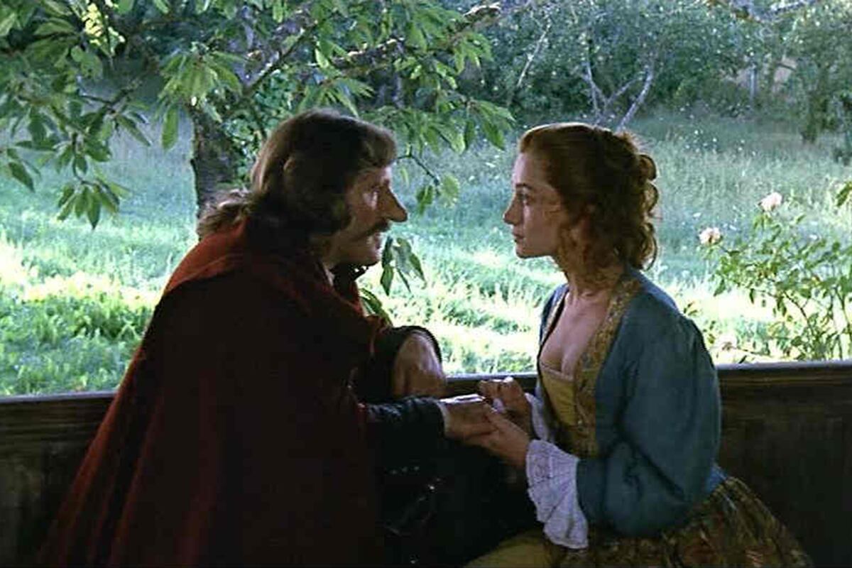 Gérard Depardieu, junto a Anne Brochet, en un momento de la película de 1990 'Cyrano De Bergerac'. 