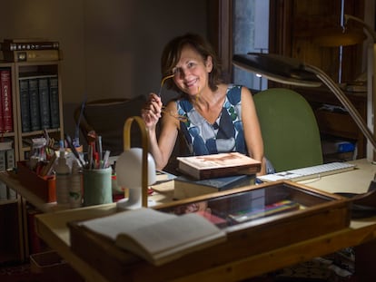 Anne-Hélène Suárez, en la mesa de trabajo de su casa, en Barcelona.