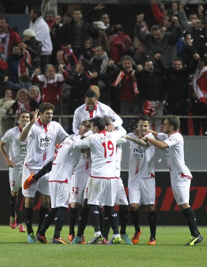 Pi?a de los jugadores del Sevilla en la celebracin del segundo gol