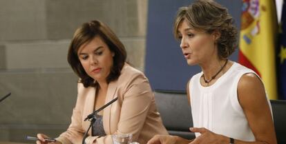 La vicepresidenta del Gobierno, Soraya Sáenz de Santamaría (i), y la ministra de Agricultura, Alimentación y Medio Ambiente, Isabel García Tejerina (d), durante la rueda de prensa para informar sobre los asuntos tratados en la reunión del Consejo de Ministros, en el Palacio de la Moncloa. EFE/Fernando Alvarado