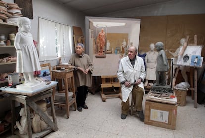 Isabel Quintanilla y Francisco López, en su estudio de Madrid. Miran una escultura de Paco -como le conocen- que representa a su nieta, al fondo una pintura de 'Maribel', así la llaman sus amigos.