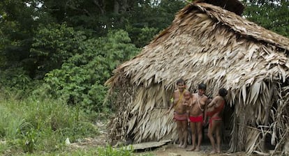 Una familia de yanomami en la reserva brasileña.