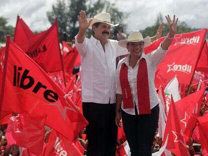 Manuel Zelaya y su esposa Xiomara Castro en 2013.