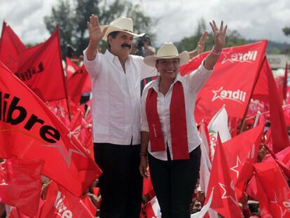 Manuel Zelaya y su esposa Xiomara Castro en 2013.