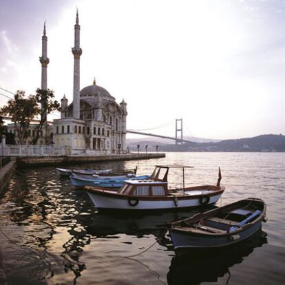 La mezquita de Ortaköy y el puente del Bósforo, en Estambul (Turquía).