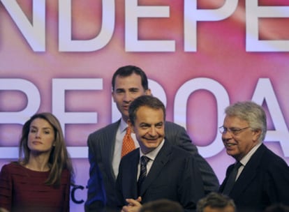 Los Reyes, el presidente Zapatero, el ex mandatario Felipe González, los Príncipes de Asturias y representantes latinoamericanos participan en el acto de preparación para conmemorar los bicentenarios de las independencias de América Latina