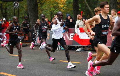 El keniano también tiene el récord del mundo legal de la distancia en 2h 1m 39s, alcanzada en Berlín en 2018, 100 segundos por encima de la gesta que persigue ahora. En la imagen, Kipchoge corre este sábado en Viena rodeado de las liebres que le ayudan en el maratón.