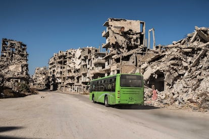 Llegando a Homs, nos enfrentamos de nuevo al indescriptible escenario fruto de la destrucción humana. El barrio de Khaldíe es de los más afectados. Allí, hileras de edificios derrumbados se relevan hasta donde alcanza la vista. Un puñado de soldados saludan afables a los conductores de autobuses y taxistas que, de cuando en cuando, impregnan de movimiento la estática imagen de postguerra.