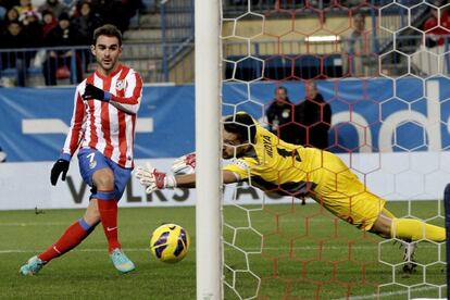 Adri&aacute;n marca el primer gol ante Moy&aacute;.