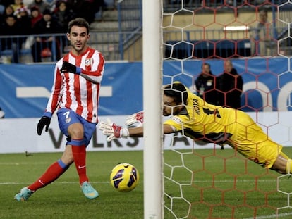 Adri&aacute;n marca el primer gol ante Moy&aacute;.