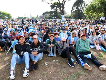 Los aficionados argentinos se reunieron a primera hora de la mañana para ver el partido en Buenos Aires.