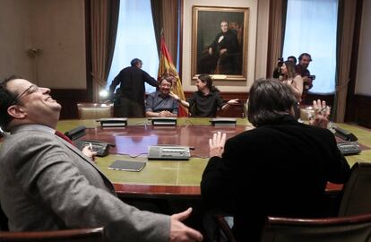 Pablo Iglesias, secretario general de Podemos, y Xavier Domènech, portavoz de En Comú Podem (al fondo), se reunieron en marzo en el Congreso con el presidente del Pacto Nacional para el Referéndum.