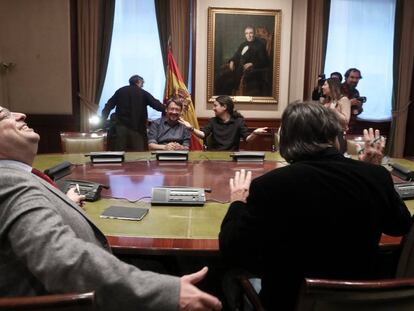 Pablo Iglesias, secretario general de Podemos, y Xavier Domènech, portavoz de En Comú Podem (al fondo), se reunieron en marzo en el Congreso con el presidente del Pacto Nacional para el Referéndum.