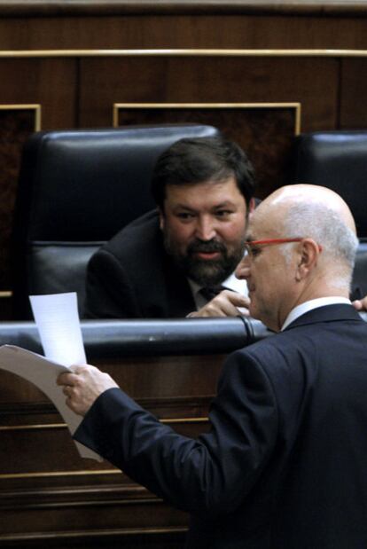 Francisco Caamaño y Duran Lleida (de pie), en el Congreso.