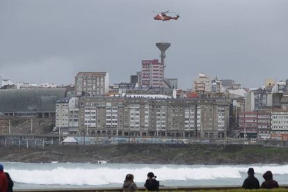 Un helicóptero rastrea la zona de la playa de Orzán, en A Coruña, en busca de Andrea Domínguez.