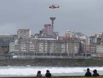 Un helicóptero rastrea la zona de la playa de Orzán, en A Coruña, en busca de Andrea Domínguez.