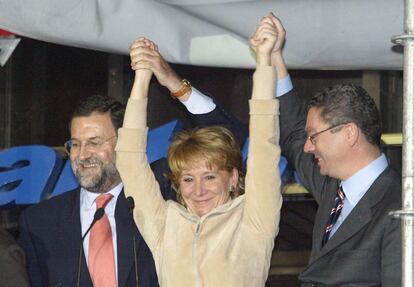 Octubre de 2003. Elecciones Autonómicas en la Comunidad de Madrid. La candidata del Partido Popular, Esperanza Aguirre, se dirige a sus seguidores desde el balcón de la sede del partido en la calle Génova, tras conocer su victoria. En la foto, aparecen Mariano Rajoy, secretario general del partido y Alberto Ruiz-Gallardón, alcalde de Madrid, el 26 de octubre de 2003.