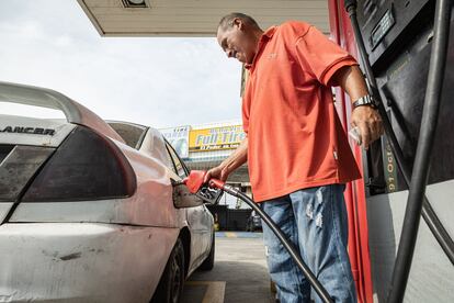 Una persona carga de combustible un vehículo en una estación de servicio este sábado, en Maracaibo (Venezuela).