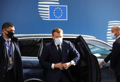 El presidente francés, a su llegada a la cumbre. Emmanuel Macron ha asegurado este jueves que los pescadores "no pueden ser los sacrificados" por la salida del Reino Unido de la UE y ha subrayado que encontrar una solución para que los buques europeos puedan seguir teniendo acceso a las aguas británicas es un aspecto "importante" de las negociaciones.