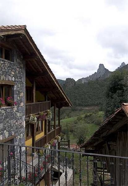 Piedra, madera y teja en el hotel La Posada de Cucayo.