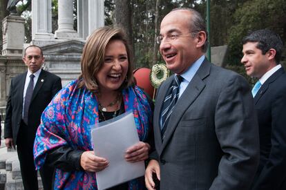 Xóchitl Gálvez y el expresidente Felipe Calderón Hinojosa, durante un evento del Partido Acción Nacional, en Ciudad de México, en 2016.