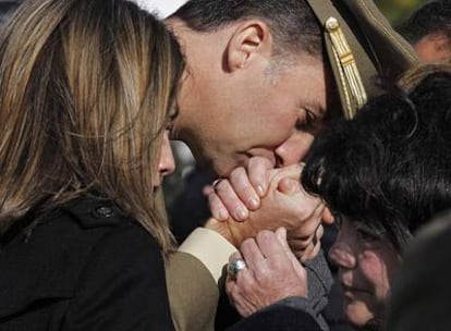 Los Príncipes consuelan a los familiares de los soldados fallecidos, ayer en Figueirido.